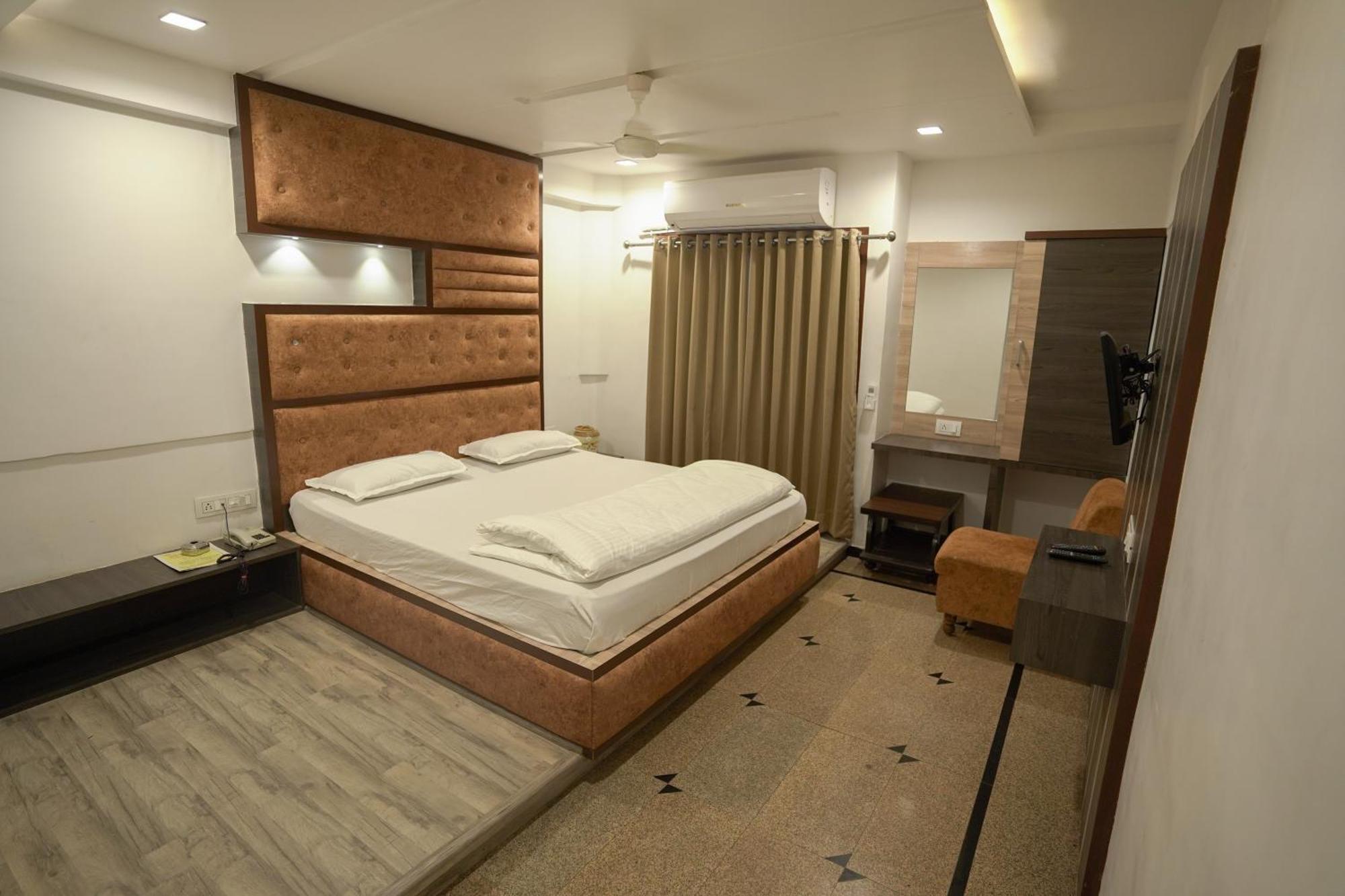 Hotel Shertown Ахмедабад Екстер'єр фото
